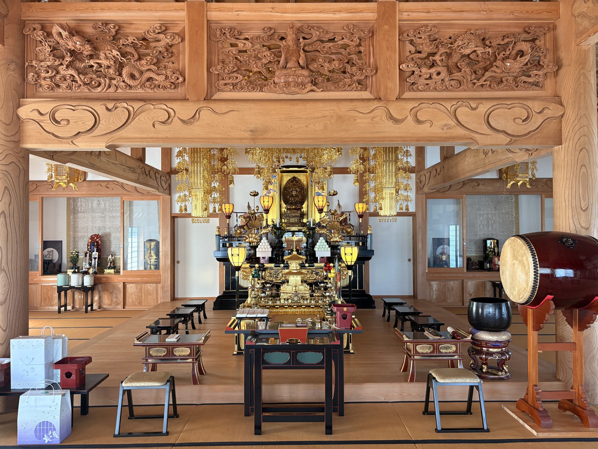 本堂内陣