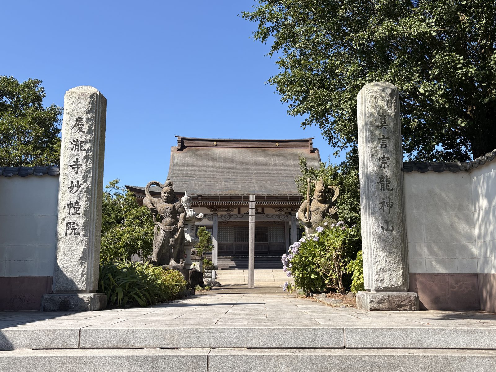 山門と仁王像、本堂